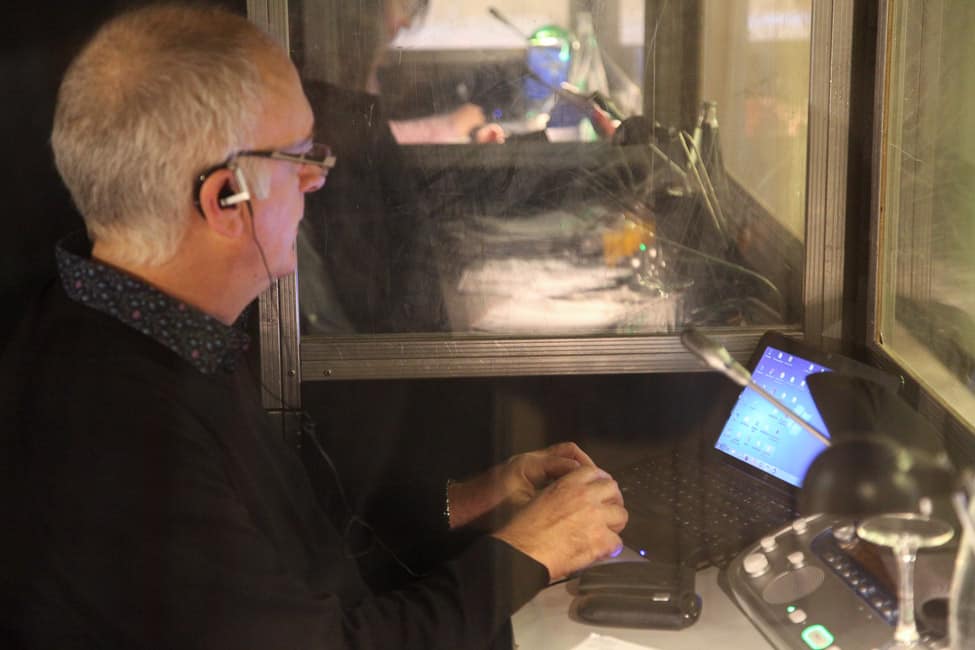 Interprète de conférence en cabine pendant une conférence Paul Belle