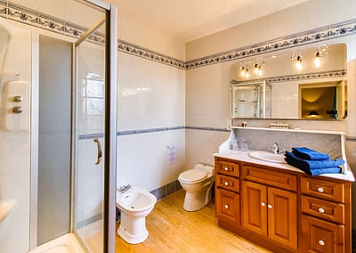Salle de bain avec vasque en marbre et meuble en bois