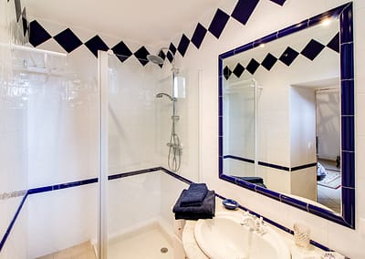 Salle de bain avec carrelage bleu et blanc