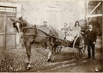 photo d'époque montrant une famille en calèche début du XXème siècle